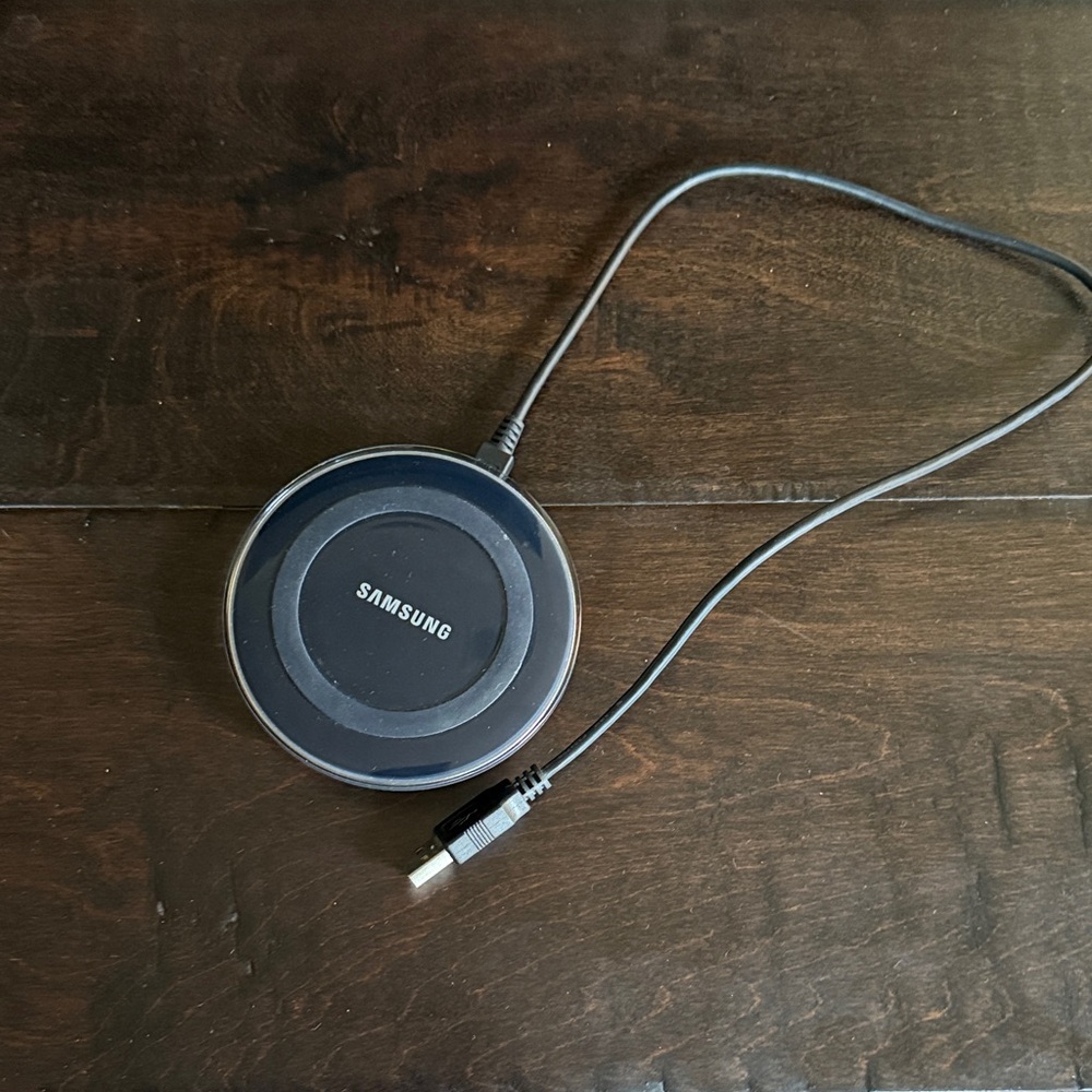 Samsung Black Round Wireless Charging Pad with USB Cable